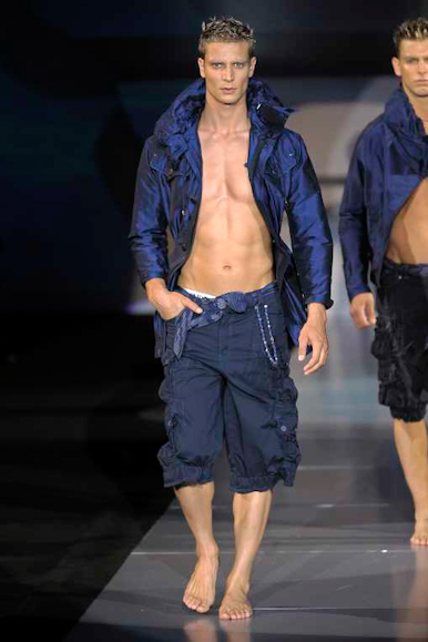 desfiles-emporioarmani-milaoverao2009menrtw-169