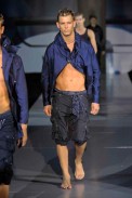 desfiles-emporioarmani-milaoverao2009menrtw-170