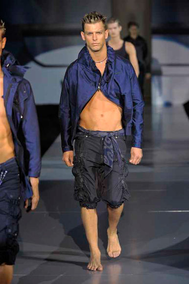 desfiles-emporioarmani-milaoverao2009menrtw-170