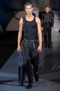 desfiles-emporioarmani-milaoverao2009menrtw-171