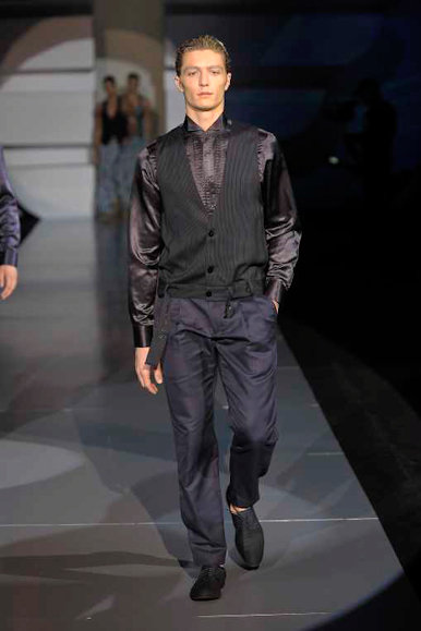 desfiles-emporioarmani-milaoverao2009menrtw-173