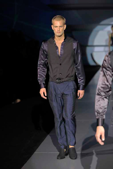 desfiles-emporioarmani-milaoverao2009menrtw-174