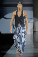 desfiles-emporioarmani-milaoverao2009menrtw-175