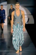 desfiles-emporioarmani-milaoverao2009menrtw-176