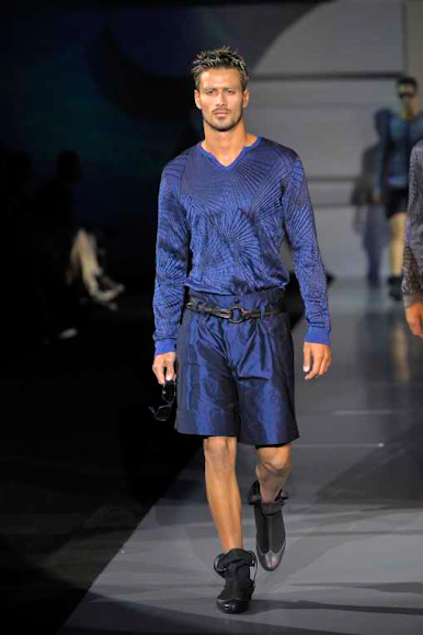 desfiles-emporioarmani-milaoverao2009menrtw-177