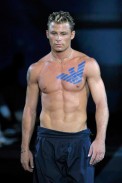 desfiles-emporioarmani-milaoverao2009menrtw-181