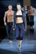 desfiles-emporioarmani-milaoverao2009menrtw-183