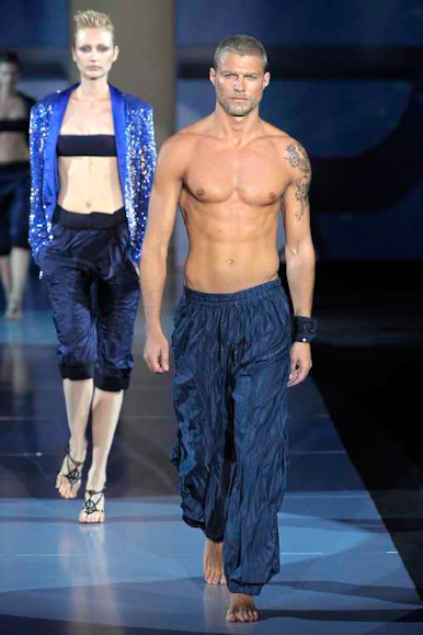 desfiles-emporioarmani-milaoverao2009menrtw-184