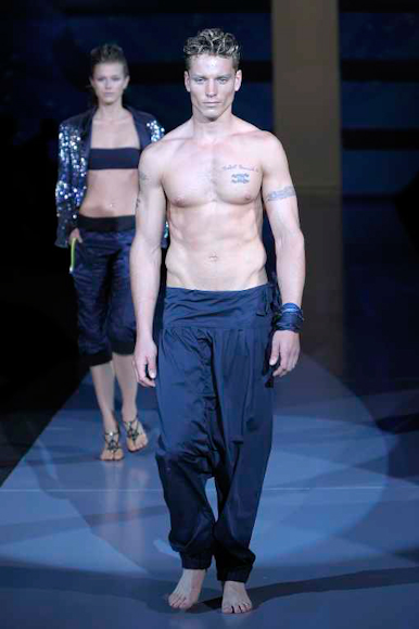desfiles-emporioarmani-milaoverao2009menrtw-185