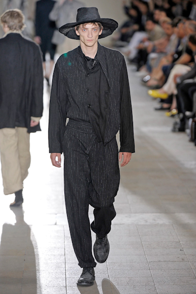 desfiles-anndemeulemeester-parisverao2009menrtw-106