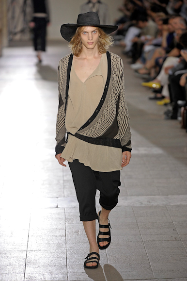 desfiles-anndemeulemeester-parisverao2009menrtw-115