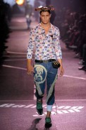 desfiles-jgalliano-parisverao2009menrtw-115