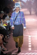 desfiles-jgalliano-parisverao2009menrtw-120