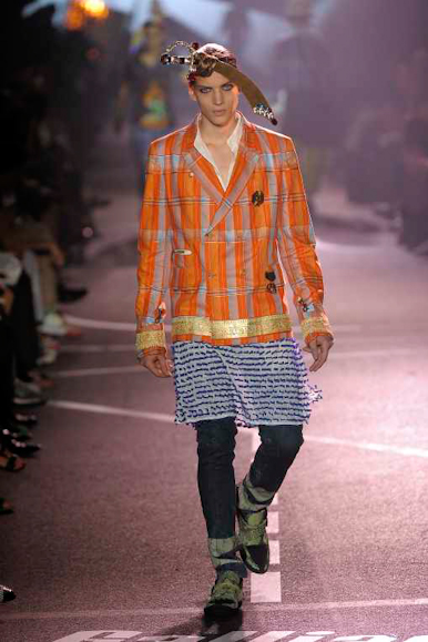 desfiles-jgalliano-parisverao2009menrtw-121