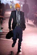 desfiles-jgalliano-parisverao2009menrtw-124