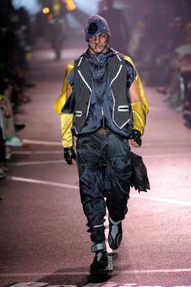 desfiles-jgalliano-parisverao2009menrtw-125