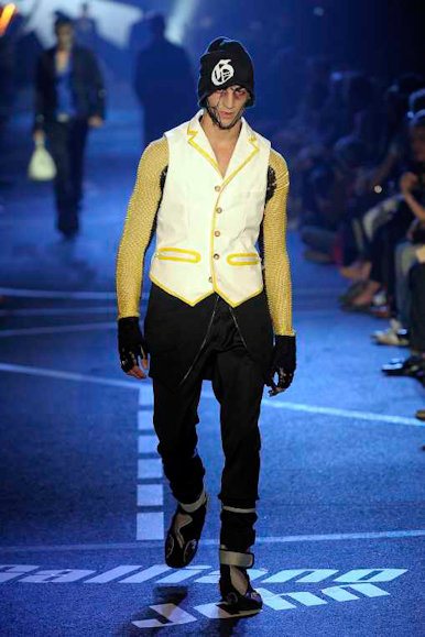 desfiles-jgalliano-parisverao2009menrtw-128