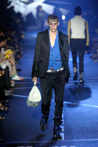 desfiles-jgalliano-parisverao2009menrtw-129