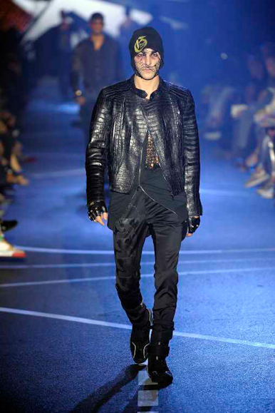 desfiles-jgalliano-parisverao2009menrtw-130