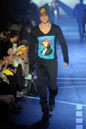 desfiles-jgalliano-parisverao2009menrtw-132
