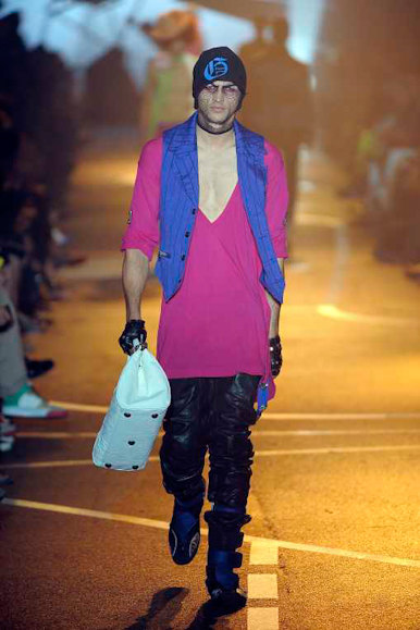 desfiles-jgalliano-parisverao2009menrtw-135