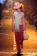 desfiles-jgalliano-parisverao2009menrtw-136