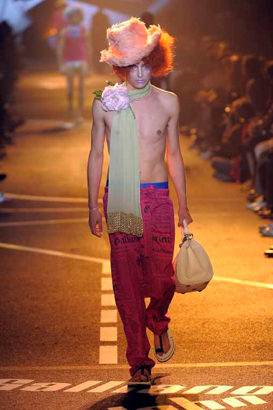 desfiles-jgalliano-parisverao2009menrtw-136