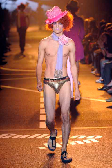 desfiles-jgalliano-parisverao2009menrtw-139