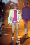 desfiles-jgalliano-parisverao2009menrtw-143