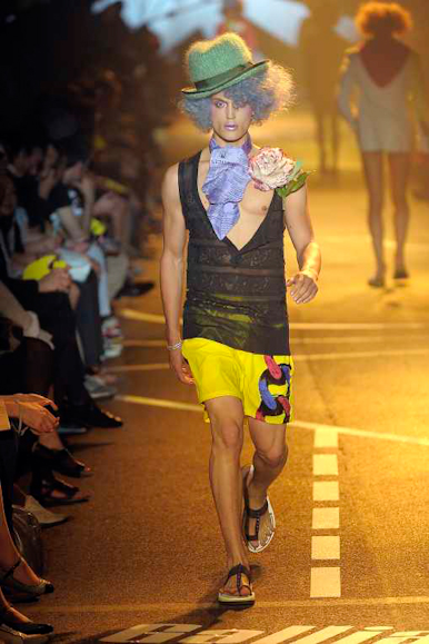 desfiles-jgalliano-parisverao2009menrtw-144
