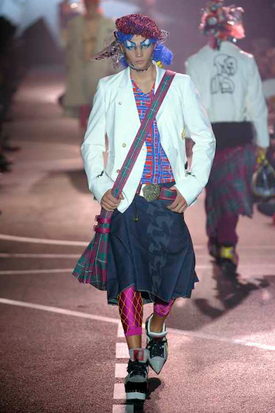 desfiles-jgalliano-parisverao2009menrtw-153