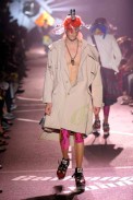 desfiles-jgalliano-parisverao2009menrtw-154