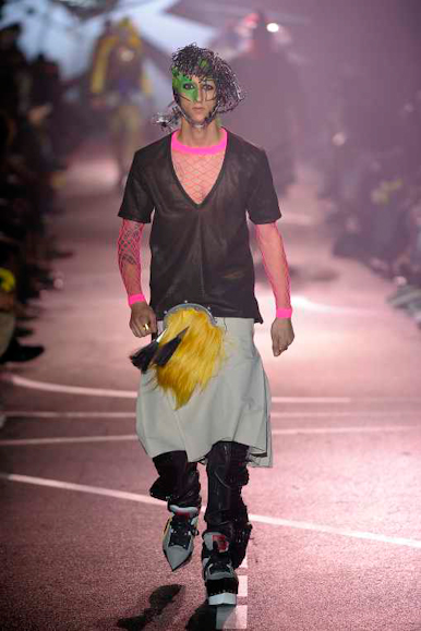 desfiles-jgalliano-parisverao2009menrtw-155