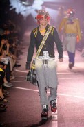 desfiles-jgalliano-parisverao2009menrtw-158