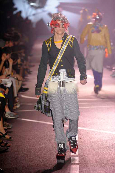 desfiles-jgalliano-parisverao2009menrtw-158
