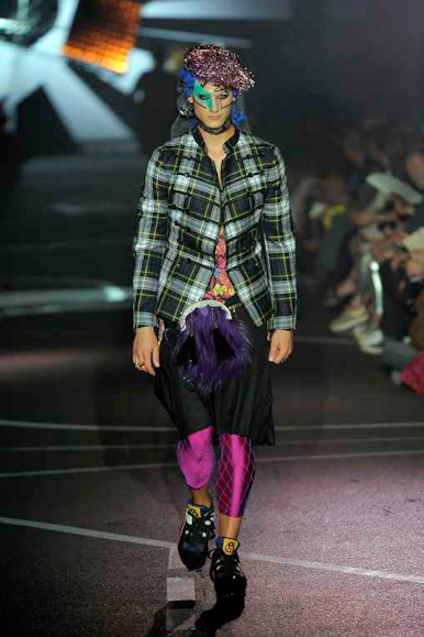 desfiles-jgalliano-parisverao2009menrtw-159