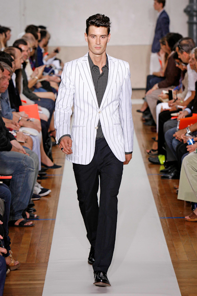 desfiles-tmugler-parisverao2009menrtw-105