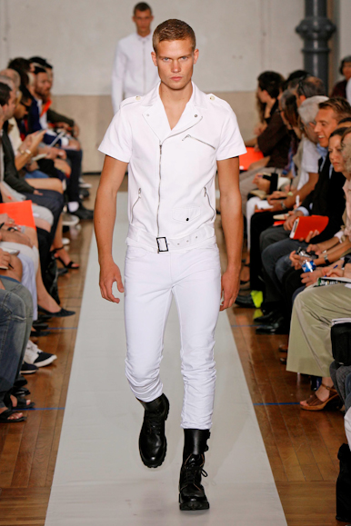 desfiles-tmugler-parisverao2009menrtw-111