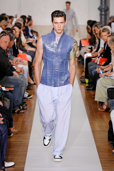 desfiles-tmugler-parisverao2009menrtw-115