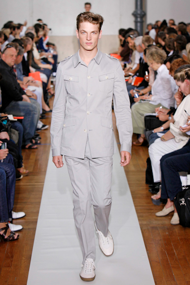 desfiles-tmugler-parisverao2009menrtw-116