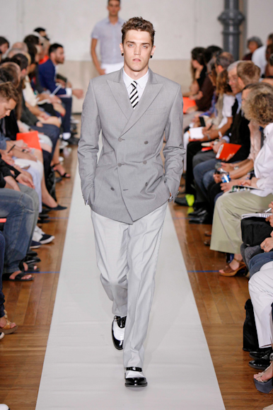 desfiles-tmugler-parisverao2009menrtw-119