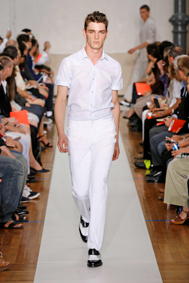 desfiles-tmugler-parisverao2009menrtw-121