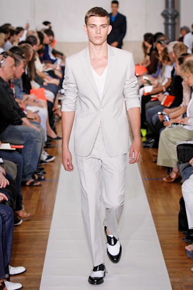 desfiles-tmugler-parisverao2009menrtw-122