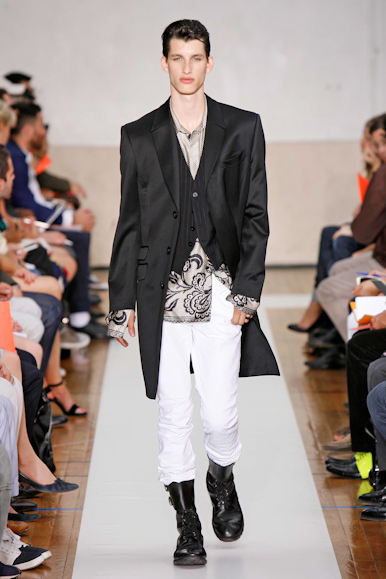 desfiles-tmugler-parisverao2009menrtw-134