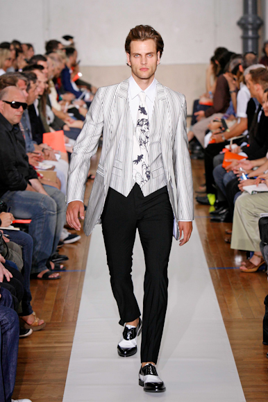 desfiles-tmugler-parisverao2009menrtw-137