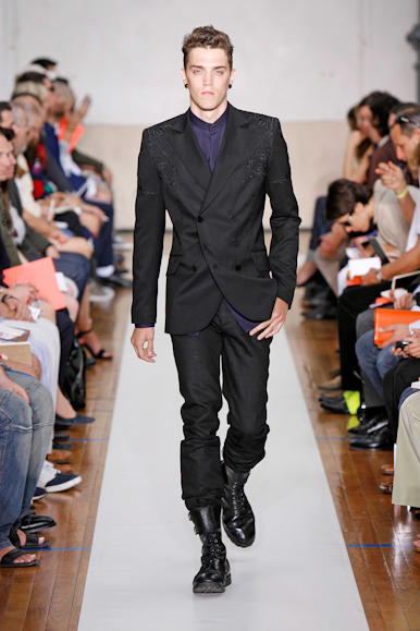 desfiles-tmugler-parisverao2009menrtw-138