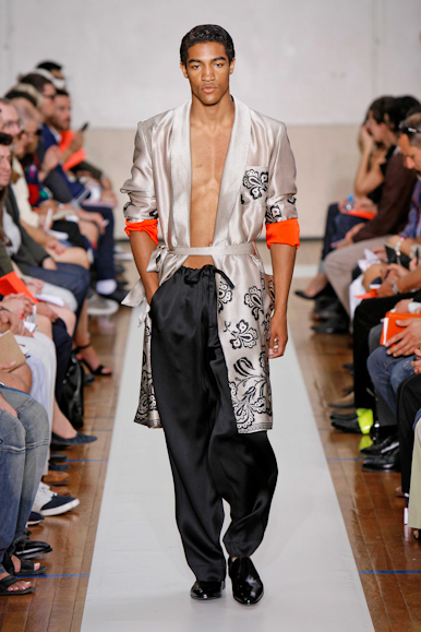 desfiles-tmugler-parisverao2009menrtw-144