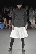 desfiles-commedesgarcons-parisverao2009menrtw-100