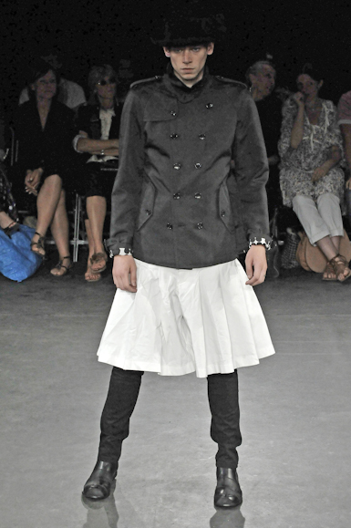 desfiles-commedesgarcons-parisverao2009menrtw-100
