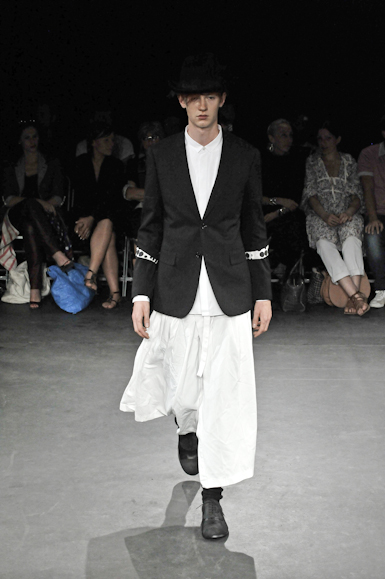 desfiles-commedesgarcons-parisverao2009menrtw-102